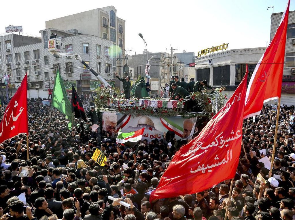 Ratusan Ribu Pelayat Ikuti Prosesi Pemakaman Jenderal Iran di Berbagai Kota