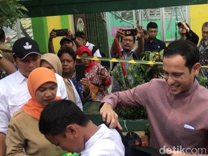 Tinjau SDN Cirimekar 02 Cibinong, Nadiem Bagi-bagi Buku dan Disambut Nyanyian
