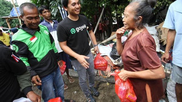 Paket Logistik untuk Korban Banjir
