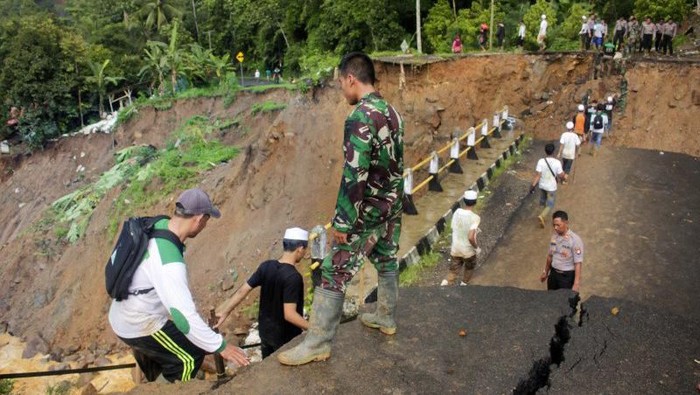 Petugas mengevakuasi warga korban banjir di Lebak. (Antara Foto)