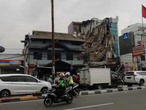Ruko di Slipi Jakbar Roboh, Ada Orang Terjebak
