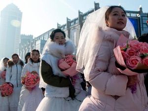 Pernikahan Massal Meriahkan Pembukaan Festival Es di China