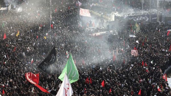 Warga Iran Turun ke Jalan Iringi Pemakaman Jenderal Soleimani