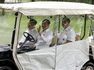 Ekspresi Semringah Jokowi Naik Mobil Golf saat Hujan Deras Ekspresi Semringah Jokowi Naik Mobil Golf saat Hujan Deras