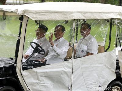 Ekspresi Semringah Jokowi Naik Mobil Golf saat Hujan Deras