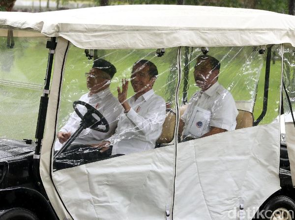 Ekspresi Semringah Jokowi Naik Mobil Golf saat Hujan Deras