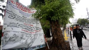 Spanduk Tolak PKL dan Parkir Liar Mejeng di Trotoar Kramat-Salemba