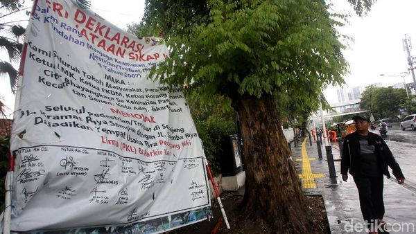 Spanduk Tolak PKL dan Parkir Liar Mejeng di Trotoar Kramat-Salemba