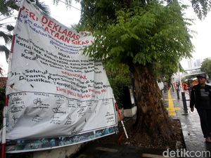 Spanduk Tolak PKL dan Parkir Liar Mejeng di Trotoar Kramat-Salemba Spanduk Tolak PKL dan Parkir Liar Mejeng di Trotoar Kramat-Salemba