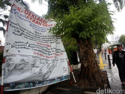 Spanduk Tolak PKL dan Parkir Liar Mejeng di Trotoar Kramat-Salemba