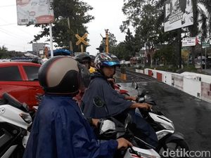 Macet di Palang Joglo Solo, Kendaraan Berat Disarankan Masuk Tol Macet di Palang Joglo Solo, Kendaraan Berat Disarankan Masuk Tol