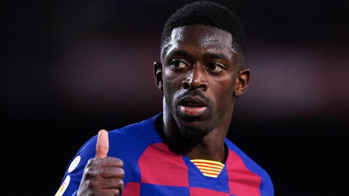 BARCELONA, SPAIN - NOVEMBER 09: Ousmane Dembele of FC Barcelona gives thumbs up to supporters during the La Liga match between FC Barcelona and RC Celta de Vigo at Camp Nou stadium on November 09, 2019 in Barcelona, Spain. (Photo by Alex Caparros/Getty Images)