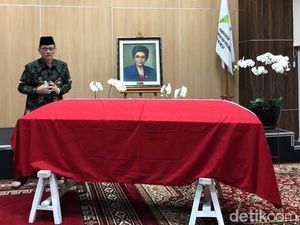 Khofifah Sampaikan Duka dari Makkah untuk Mien Sugandhi Khofifah Sampaikan Duka dari Makkah untuk Mien Sugandhi