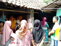 Warga Ramai-ramai Antre Ambil Air yang Tetiba Panas di Sumur