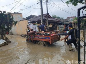 Tolong Bu Ade Yasin, Warga Vila Nusa Indah Butuh Air untuk Siram Lumpur