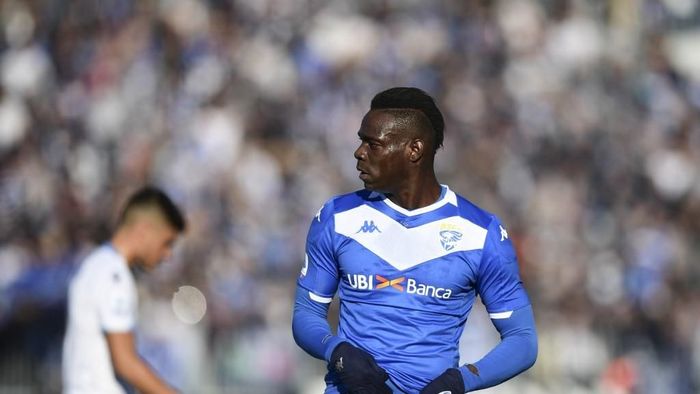 mario balotelli brescia liga italia serie a Brescias Italian forward Mario Balotelli looks on during the Italian Serie A football match Brescia vs Lazio on January 5, 2020 at the Mario-Rigamonti stadium in Brescia. (Photo by MIGUEL MEDINA / AFP)
