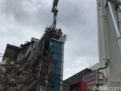 Pastikan Tak Ada Korban Tertimbun Ruko Roboh, Damkar Kerahkan Bronto Skylift