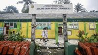 Diguyur Hujan Deras, SDN di Cibinong Ini Atapnya Ambruk