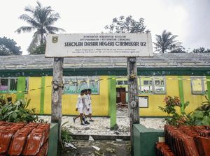 Diguyur Hujan Deras, SDN di Cibinong Ini Atapnya Ambruk