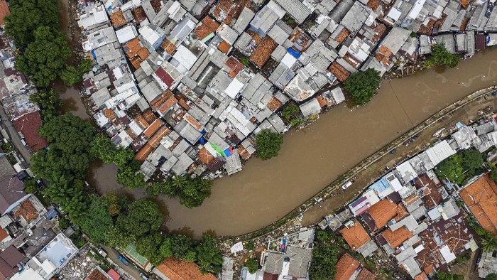 Berlomba dengan Mafia Tanah Kali Ciliwung Berlomba dengan Mafia Tanah Kali Ciliwung