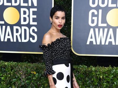 Foto: 10 Artis Berbusana Terbaik di Golden Globes 2020