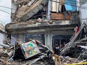 3 Orang Terluka Akibat Ruko Roboh di Slipi Jakbar