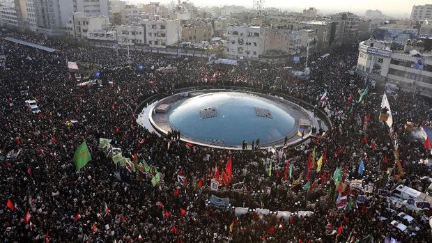 Ribuan warga Iran turun ke jalan dalam upacara pemakaman Jenderal Qassem Soleimani