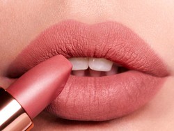 Pilihan 7 Lipstik MLBB Warna Natural yang Cocok Dipakai Sehari-hari
