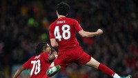 Gol itu tercipta saat Origi dan Jones melakukan kerjasama di depan kotak penalti, sebelum nama terakhir melengkungkan bola ke sudut kiri atas tanpa bisa dijangkau Pickford. Bola mengenai mistar sebelum masuk ke gawang. Getty Images/Clive Brunskill.