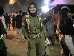Satpol PP Cantik Berhijab dari Lebak Bikin Salfok Saat Bencana Banjir