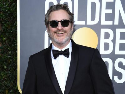 Tingkah Usil dan Lucu Joaquin Phoenix di Golden Globe 2020