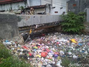 Jorok! Gunungan Sampah Penuhi Sungai di Kampung Taj Yasin Rembang