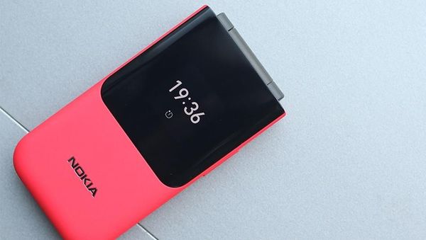 Penampakan Ponsel Lipat Nokia 2720 Berkelir Merah