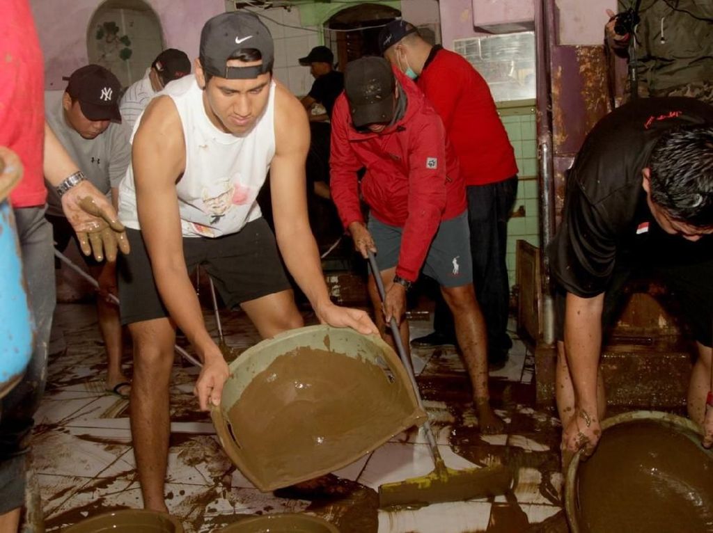 Ketika Sean Gelael Ikut Bantu Korban Banjir Jakarta