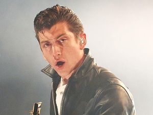 Selamat Ulang Tahun, Alex Turner... Dengarkan Lagu-lagunya, Yuk!