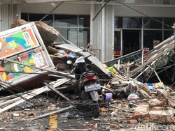 Ruko 4 Lantai di Slipi Jakbar yang Roboh Juga Timpa Sejumlah Motor