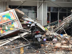 Ruko 4 Lantai di Slipi Jakbar yang Roboh Juga Timpa Sejumlah Motor Ruko 4 Lantai di Slipi Jakbar yang Roboh Juga Timpa Sejumlah Motor