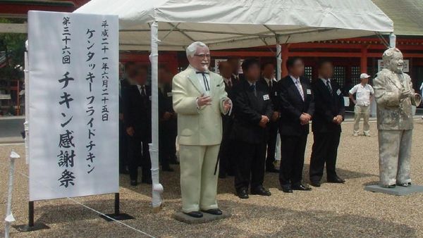 Foto: Upacara Penghormatan Arwah Ayam KFC di Jepang
