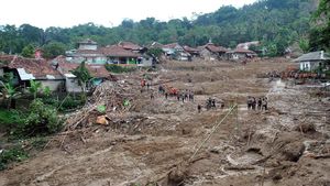 Petugas Gabungan Cari Korban Longsor Sukajaya