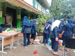 Guru SDN di Jakut Bagi Tugas Bersihkan Ruangan-Mengajar Usai Banjir