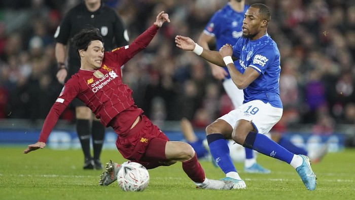 Liverpool menang tipis atas Everton di babak ketiga Piala FA. Takumi Minamino menjalani debut, meski Curtis Jones yang jadi bintang dengan gol cantiknya.