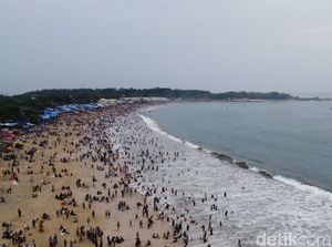 Sempat Panik Karena Gempa, Wisatawan Enjoy Berlibur di Pantai Santolo Garut