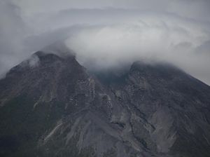 Melihat Kawah Gunung Merapi Pagi Ini