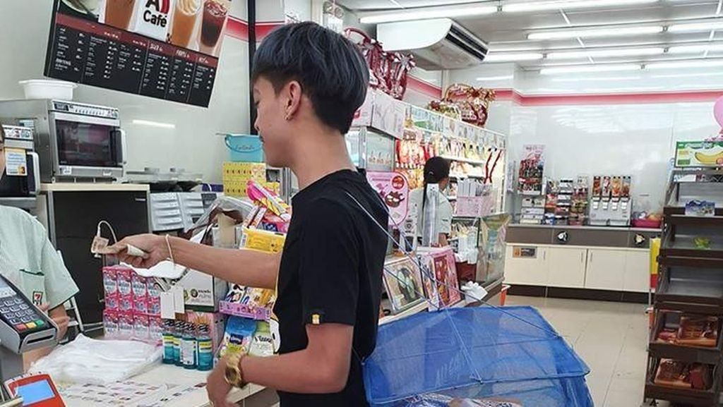 Kantong Plastik Dilarang, Begini Kocaknya Orang-orang Thailand Bawa Belanjaan Kantong Plastik Dilarang, Begini Kocaknya Orang-orang Thailand Bawa Belanjaan