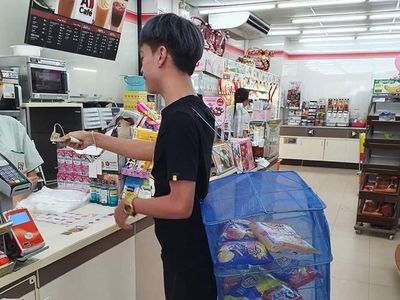 Kantong Plastik Dilarang, Begini Kocaknya Orang-orang Thailand Bawa Belanjaan