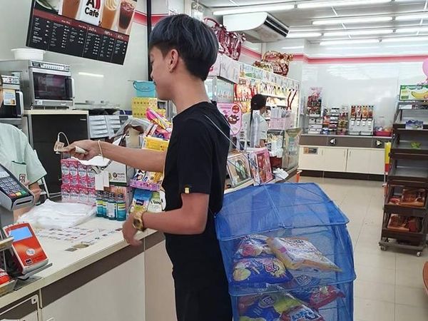 Kantong Plastik Dilarang, Begini Kocaknya Orang-orang Thailand Bawa Belanjaan