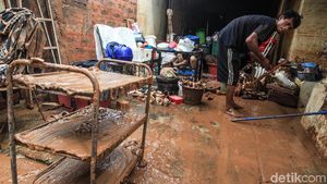 Warga Bintaro Masih Bersihkan Lumpur Sisa Banjir