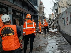 Tim Inasar Kerahkan 2 Anjing Pelacak Cek Reruntuhan Gedung Ambruk di Slipi