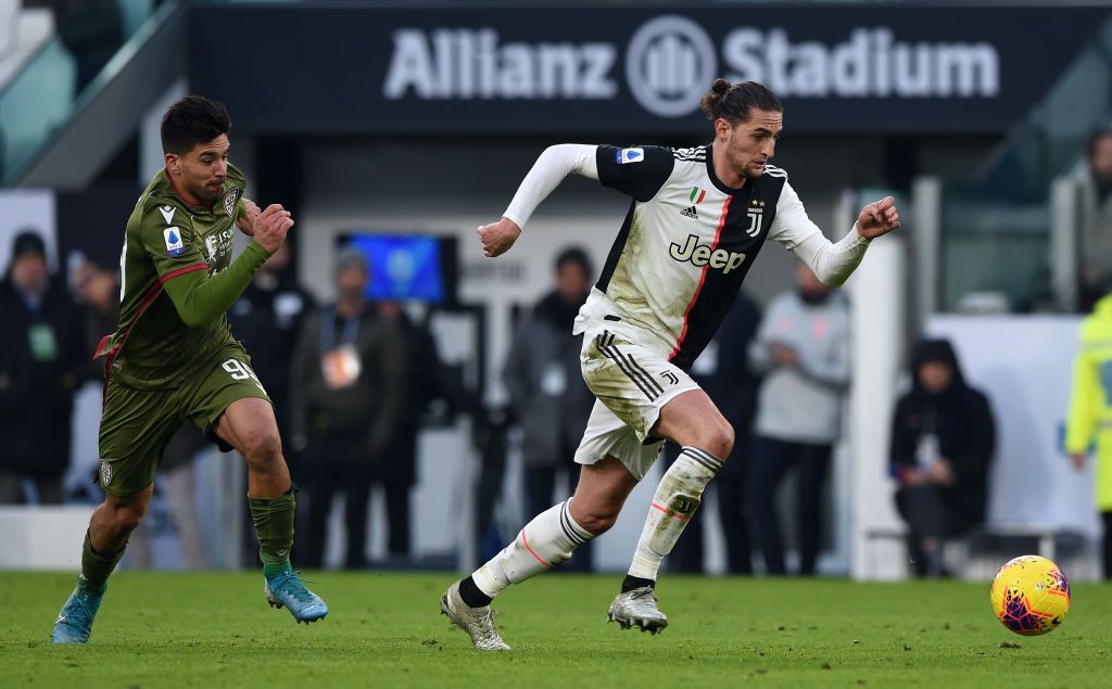 TURIN, ITALY - JANUARY 06: Adrien Rabiot of Juventus gets away from Giovanni Simeone of Cagliari during the Serie A match between Juventus and Cagliari Calcio at Allianz Stadium on January 6, 2020 in Turin, Italy. (Photo by Chris Ricco/Getty Images)