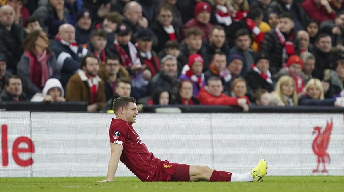 James Milner cuma main sembilan menit lawan Everton karena cedera (Jon Super/AP Photo)